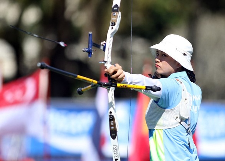 Vietnamese archer Loc Thi Dao fires golden hat trick