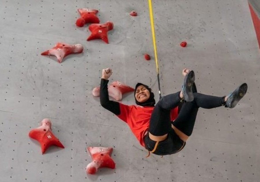 Asian Games sport climbing hero speeds to world record